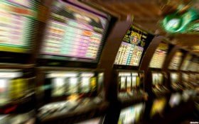 Membaca syarat bonus dengan teliti